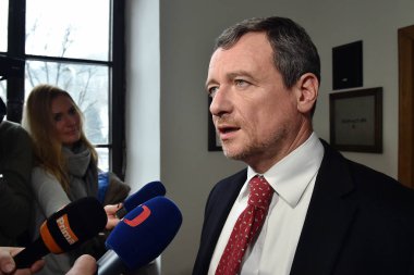 Prague, Çek Cumhuriyeti - 6 Mart 2018: Çek politikacı David Rath tekrar hizmete davası Prag, Çek Cumhuriyeti, Prag eyalet Mahkemesi 6 Mart 2018 başlatan bir aşırı yolsuzluk davasında başında.