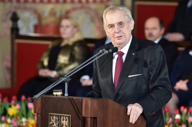 Prague, Çek Cumhuriyeti - 8 Mart 2018: Çek Cumhuriyeti Cumhurbaşkanı Milos Zeman, Prag Kalesi, Çek Cumhuriyeti, 8 Mart 2018 onun ikinci açılış tören sırasında.
