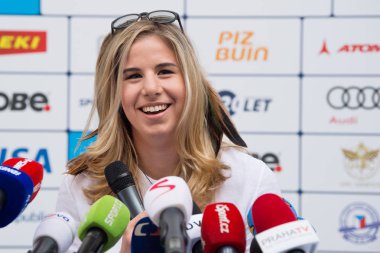 Prag, Çek Cumhuriyeti - 19 Mart 2018: İki kez Olimpiyat kazanan Ester Ledecka-basın toplantısında Prag, Çek Cumhuriyeti, 19 Mart 2018.