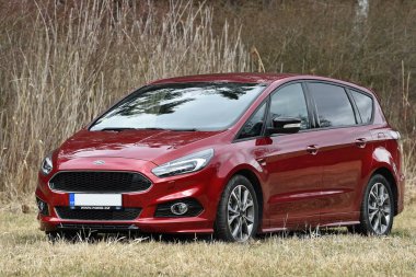 Lodenice, Çek Cumhuriyeti - 29 Mart 2018: Ford S-Max St-Line yakınındaki Lodenice, Çek Cumhuriyeti, 29 Mart 2018.