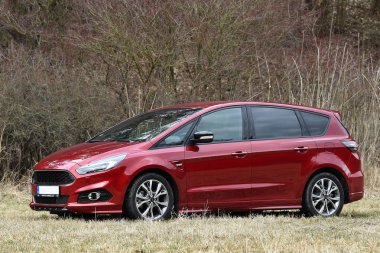 Lodenice, Çek Cumhuriyeti - 29 Mart 2018: Ford S-Max St-Line yakınındaki Lodenice, Çek Cumhuriyeti, 29 Mart 2018.
