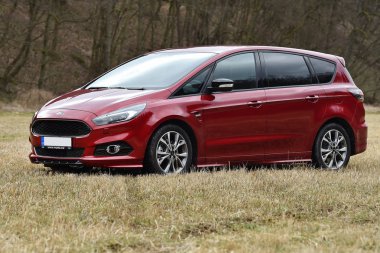 Lodenice, Çek Cumhuriyeti - 29 Mart 2018: Ford S-Max St-Line yakınındaki Lodenice, Çek Cumhuriyeti, 29 Mart 2018.