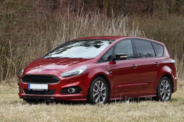 Lodenice, Çek Cumhuriyeti - 29 Mart 2018: Ford S-Max St-Line yakınındaki Lodenice, Çek Cumhuriyeti, 29 Mart 2018.