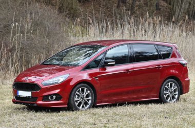 Lodenice, Çek Cumhuriyeti - 29 Mart 2018: Ford S-Max St-Line yakınındaki Lodenice, Çek Cumhuriyeti, 29 Mart 2018.