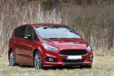 Lodenice, Çek Cumhuriyeti - 29 Mart 2018: Ford S-Max St-Line yakınındaki Lodenice, Çek Cumhuriyeti, 29 Mart 2018.
