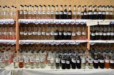 Şişe alkol, geleneksel Moravyalı sert likör tatma ile