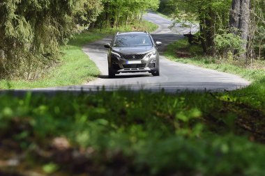 Lany, Çek Cumhuriyeti - 27 Nisan 2018: Peugeot 5008 yakınındaki Lany Çek Cumhuriyeti'nde 27 Nisan 2018 sürme.