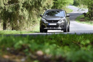 Lany, Çek Cumhuriyeti - 27 Nisan 2018: Peugeot 5008 yakınındaki Lany Çek Cumhuriyeti'nde 27 Nisan 2018 sürme.