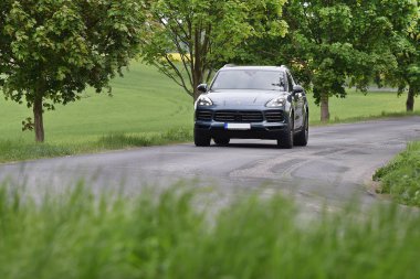 Srbsko, Çek Cumhuriyeti - 4 Mayıs 2018: Porsche Cayenne S yakınındaki Srbsko, Çek Cumhuriyeti, 4 Mayıs 2018.