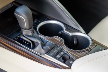 Lüks arabadaki vites değişimi.