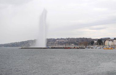 İsviçre Cenevre Gölü 'nde ünlü bir fıskiye.