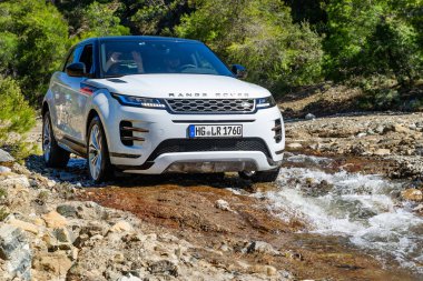 Loutraki, Yunanistan - 19 Mart 2019: Loutraki, Yunanistan yakınlarında Range Rover Evoque