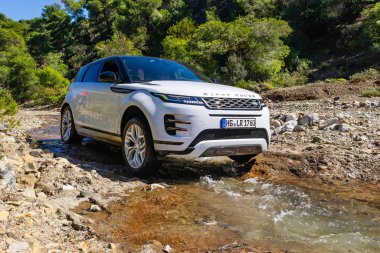 Loutraki, Yunanistan - 19 Mart 2019: Loutraki, Yunanistan yakınlarında Range Rover Evoque