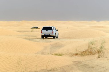 Ksar Ghilane, Tunus - 6 Haziran 2019: Mercedes-Benz X-Sınıfı Tunus 'ta Ksar Ghilane yakınlarında, 6 Haziran 2019