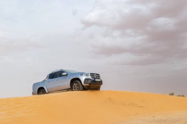 Ksar Ghilane, Tunus - 6 Haziran 2019: Mercedes-Benz X-Sınıfı Tunus 'ta Ksar Ghilane yakınlarında, 6 Haziran 2019