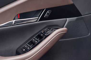 Yeni modern arabanın içindeki kapı.