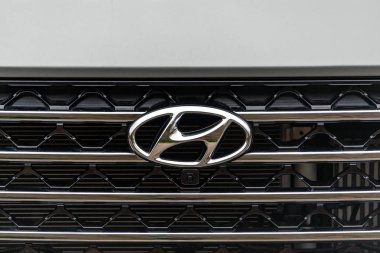 Prag, Çek Cumhuriyeti - 12 Aralık 2019: Prag, Çek Cumhuriyeti 'nde Hyundai aracının logosu, 12 Aralık 2019