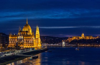 Gece Budapeşte, Macar parlamentosu (solda) ve Buda kalesi (sağda))