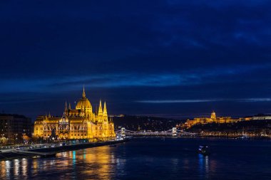 Gece Budapeşte, Macar parlamentosu (solda) ve Buda kalesi (sağda))