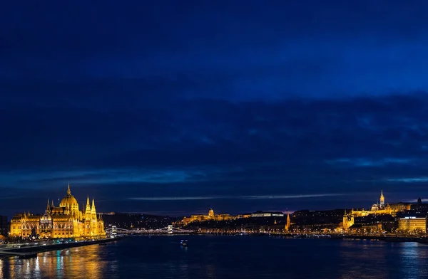 Budapest Durante Noche Parlamento Húngaro Izquierda Castillo Buda Centro Iglesia — Foto de Stock