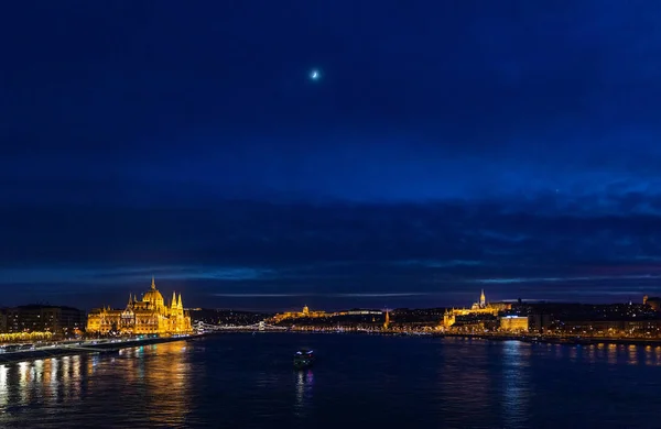 Будапешт Ночью Парламент Венгрии Слева Замок Буда Центре Церковь Озил — стоковое фото
