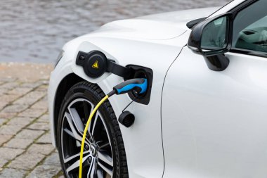 Şehirde elektrikli araba şarjı.