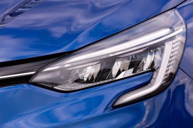 Mavi arabanın ön ışığı, LED teknolojisi.