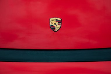 PRAG, CZECH Cumhuriyet - 6 Mart 2020: Prag, Çek Cumhuriyeti 'nde Porsche aracının logosu, 6 Mart 2020