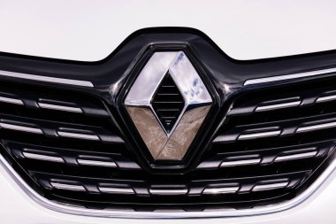 PRAG, CZECH Cumhuriyet - 12 Mart 2020: Prag, Çek Cumhuriyeti 'nde Renault aracının logosu, 12 Mart 2020