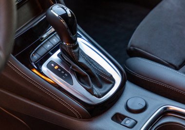 Yeni modern bir arabada vites değiştir.