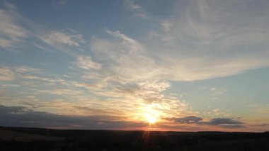 Günbatımı bulutlara. Timelapse
