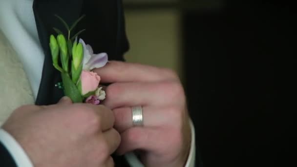 Bruidegom corsages rechtzetten — Stockvideo