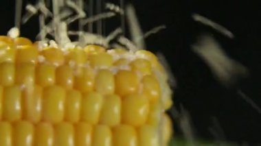 Haşlanmış mısır. Tuz.