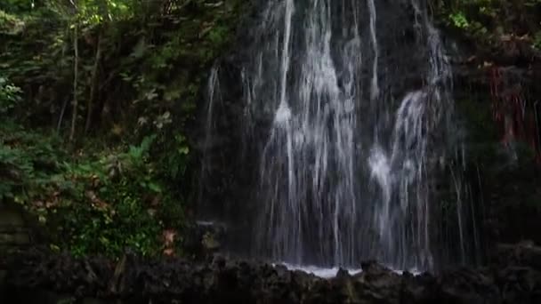 Wasserfall. Sonne. Blendung. Stock-Filmmaterial