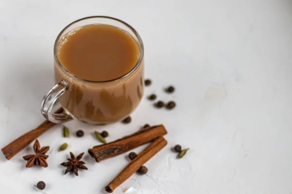 Masala Baharatlı Çay Geleneksel Bir Hint Içkisidir Hafif Arka Planda — Stok fotoğraf