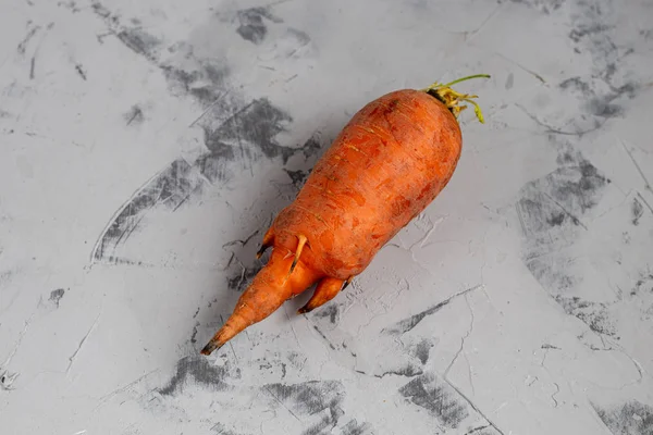 Модна Потворна Органічна Морква Сірому Кам Яному Фоні Смішна Незвичайна — стокове фото
