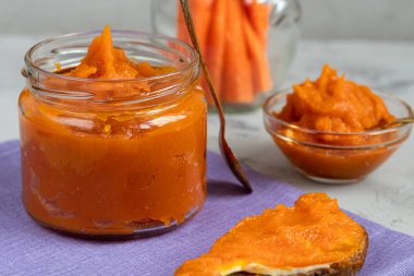 Çam ağacında, nane ve limon dilimleriyle süslenmiş havuç reçeli. Sonbahar ürünü. Yatay konum. Boşluğu kopyala. 