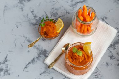 Çam ağacında, nane ve limon dilimleriyle süslenmiş havuç reçeli. Sonbahar ürünü. Yatay konum. Boşluğu kopyala. 