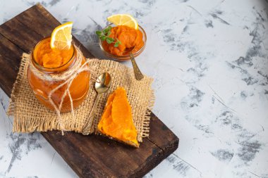 Çam ağacında, nane ve limon dilimleriyle süslenmiş havuç reçeli. Sonbahar ürünü. Yatay konum. Boşluğu kopyala. 