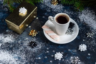 Bir fincan sıcak kahve. İyi yeni yıl ruhu..