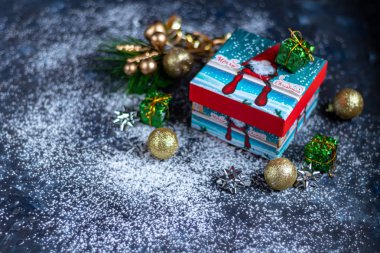 Noel kompozisyonu. Tebrik kartı, çerçeve, pankart. Yeni yıl. Hediyeler, ladin dalları, mavi arka plan. Noel, kış, yeni yıl konsepti. Düz konum, üst görünüm, kopyalama alanı. 