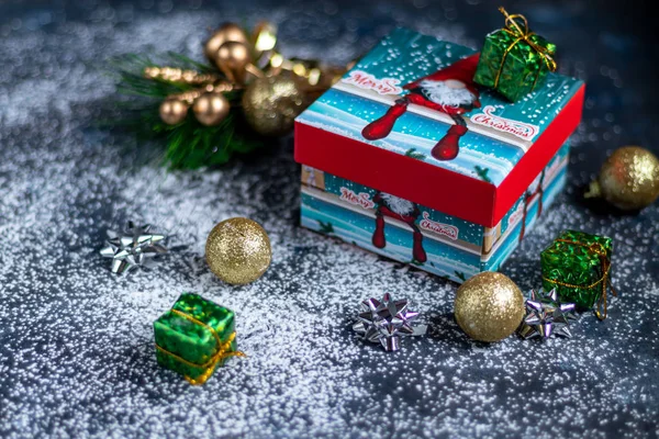 Noel kompozisyonu. Tebrik kartı, çerçeve, pankart. Yeni yıl. Hediyeler, ladin dalları, mavi arka plan. Noel, kış, yeni yıl konsepti. Düz konum, üst görünüm, kopyalama alanı. 