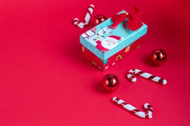 Ev yapımı hediye kutusu. Kırmızı arka planda. Yeni yıl konsepti. 