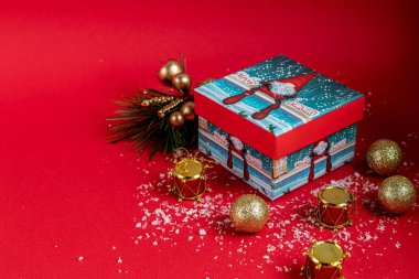 Ev yapımı hediye kutusu. Kırmızı arka planda. Yeni yıl konsepti. 