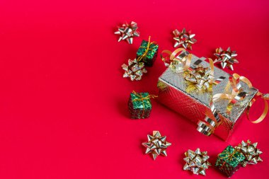 Noel kompozisyonu. Yeni yıl. Hediyeler, köknar dalları, kırmızı arka plan. Noel, kış, yeni yıl konsepti. Düz konum, üst görünüm, kopyalama alanı.