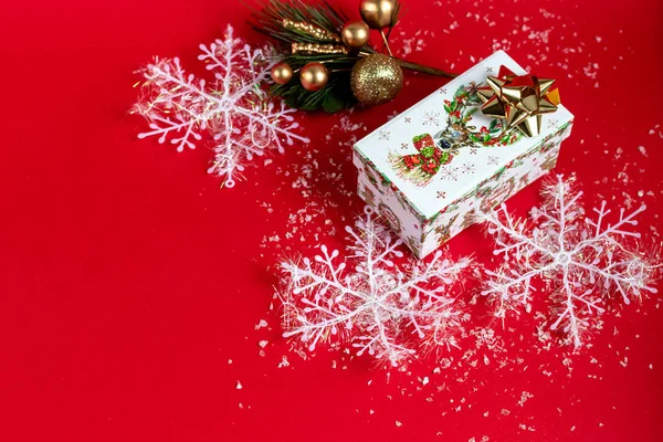 Σπιτικό Κουτί Δώρου Κόκκινο Φόντο Νέο Έτος Έννοια — Φωτογραφία Αρχείου