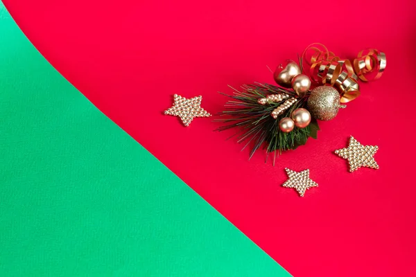 Χριστουγεννιάτικη Σύνθεση Πρωτοχρονιά Δώρα Κλαδιά Ελάτης Κόκκινο Φόντο Χριστούγεννα Χειμώνας — Φωτογραφία Αρχείου