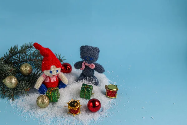 Χριστουγεννιάτικα Παιχνίδια Μπάλες Διακοπών Λευκό Χιόνι Μπλε Φόντο Πρωτοχρονιά Αντιγραφή — Φωτογραφία Αρχείου