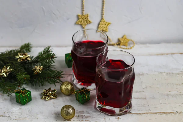 Weihnachtsrotwein Glühwein Mit Gewürzen Rund Den Weißen Schnee Neujahr Weihnachtsdekoration — Stockfoto