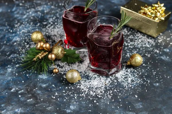 Weihnachtsrotwein Glühwein Mit Gewürzen Und Auf Dunklem Hintergrund Rund Den — Stockfoto